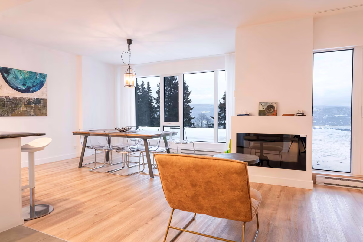 Salon du condo 109 avec vue sur le fleuve Saint-Laurent, Aurea Charlevoix