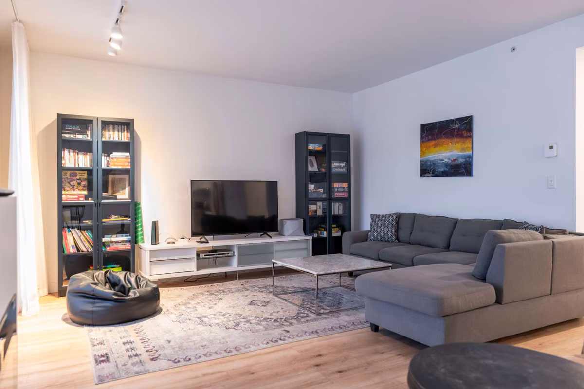 Salon du condo 109 avec vue sur le fleuve Saint-Laurent, Aurea Charlevoix