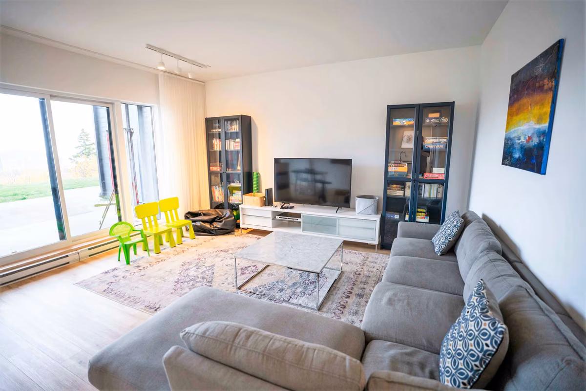 Salon du condo 109 avec vue sur le fleuve Saint-Laurent, Aurea Charlevoix