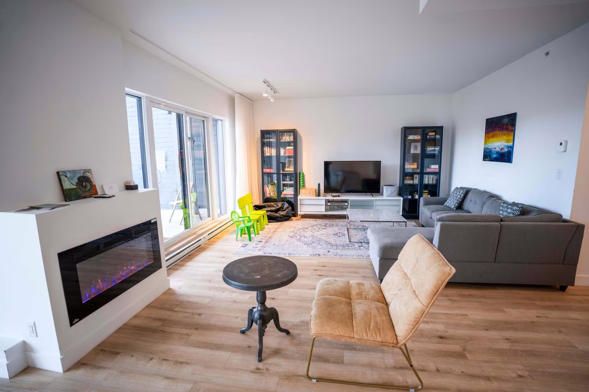 Salon du condo 109 avec vue sur le fleuve Saint-Laurent, Aurea Charlevoix