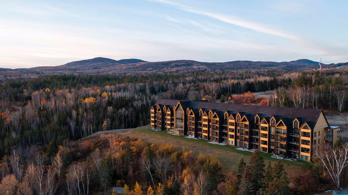 Vue aérienne du bâtiment et des montagnes à Baie-Saint-Paul