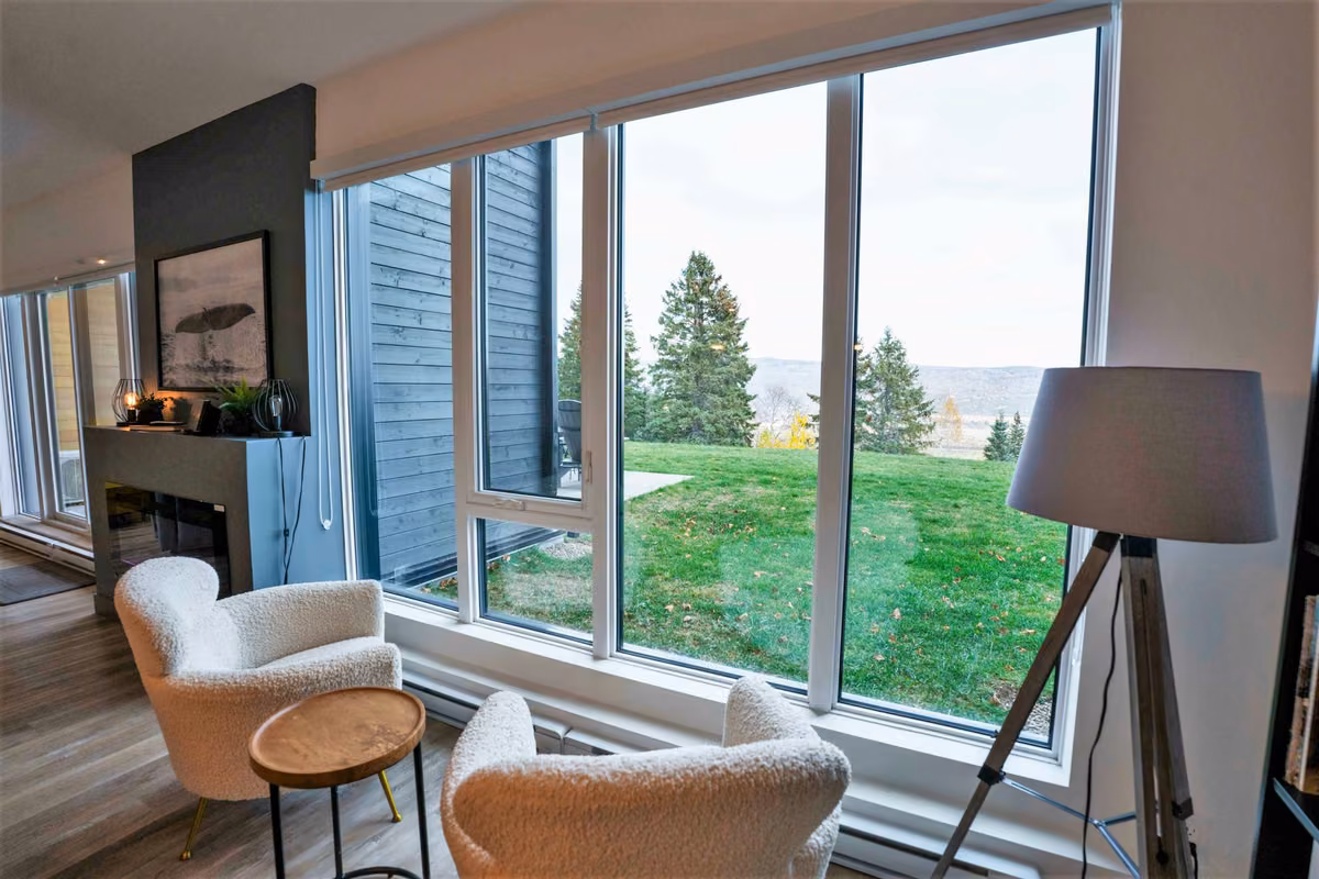 Salon du condo 110 avec vue sur le fleuve Saint-Laurent, Aurea Charlevoix