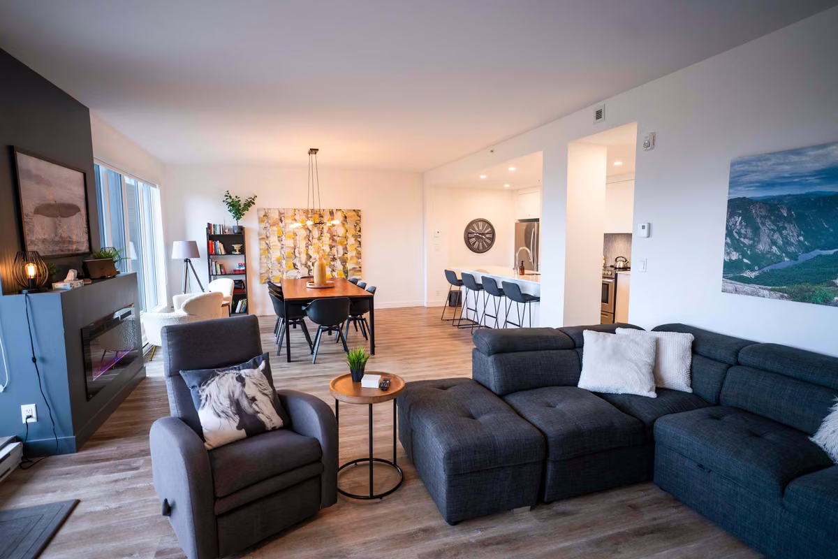 Salon du condo 110 avec vue sur le fleuve Saint-Laurent, Aurea Charlevoix
