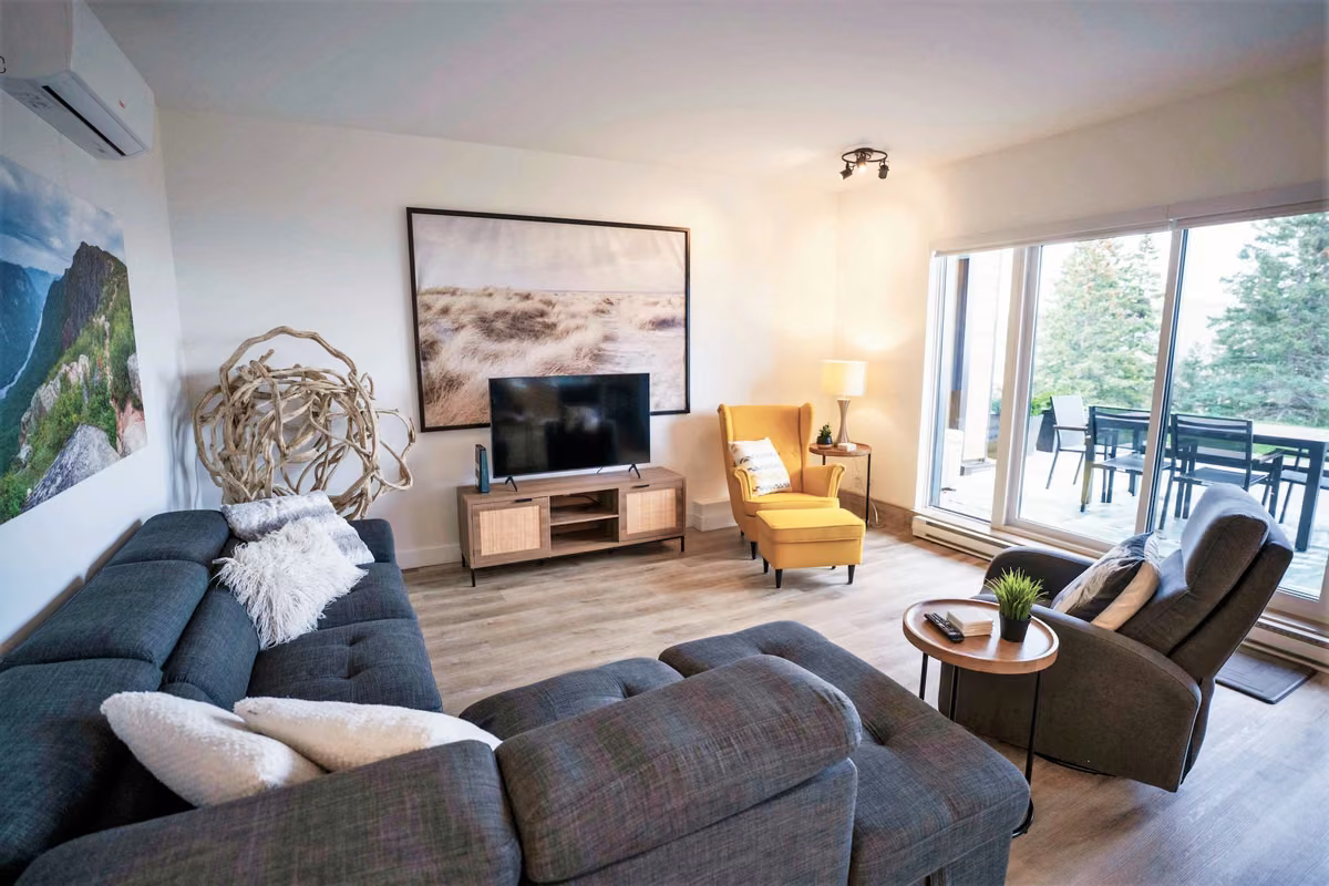 Salon du condo 110 avec vue sur le fleuve Saint-Laurent, Aurea Charlevoix