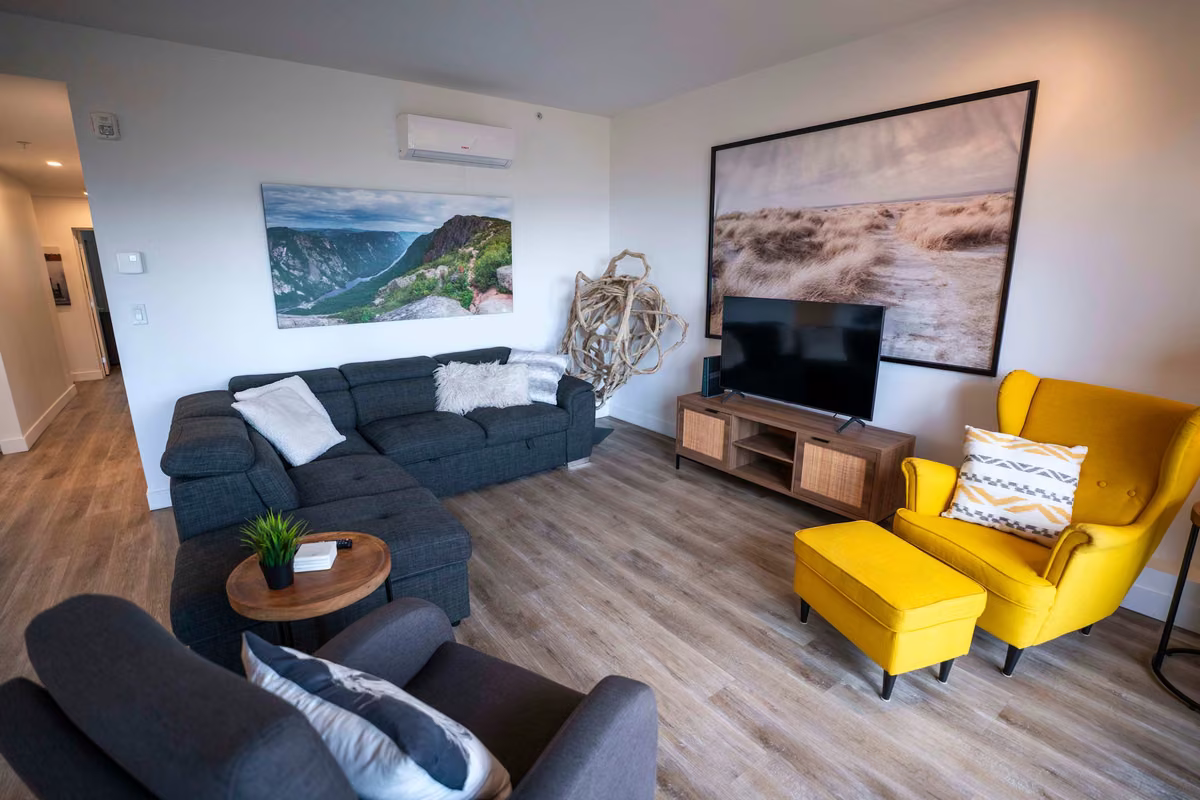 Salon du condo 110 avec vue sur le fleuve Saint-Laurent, Aurea Charlevoix