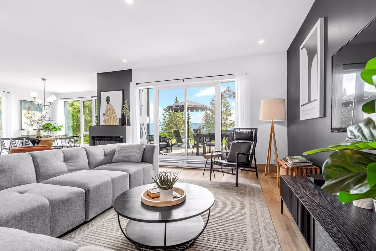 Salon du condo 111 avec vue sur le fleuve Saint-Laurent, Aurea Charlevoix
