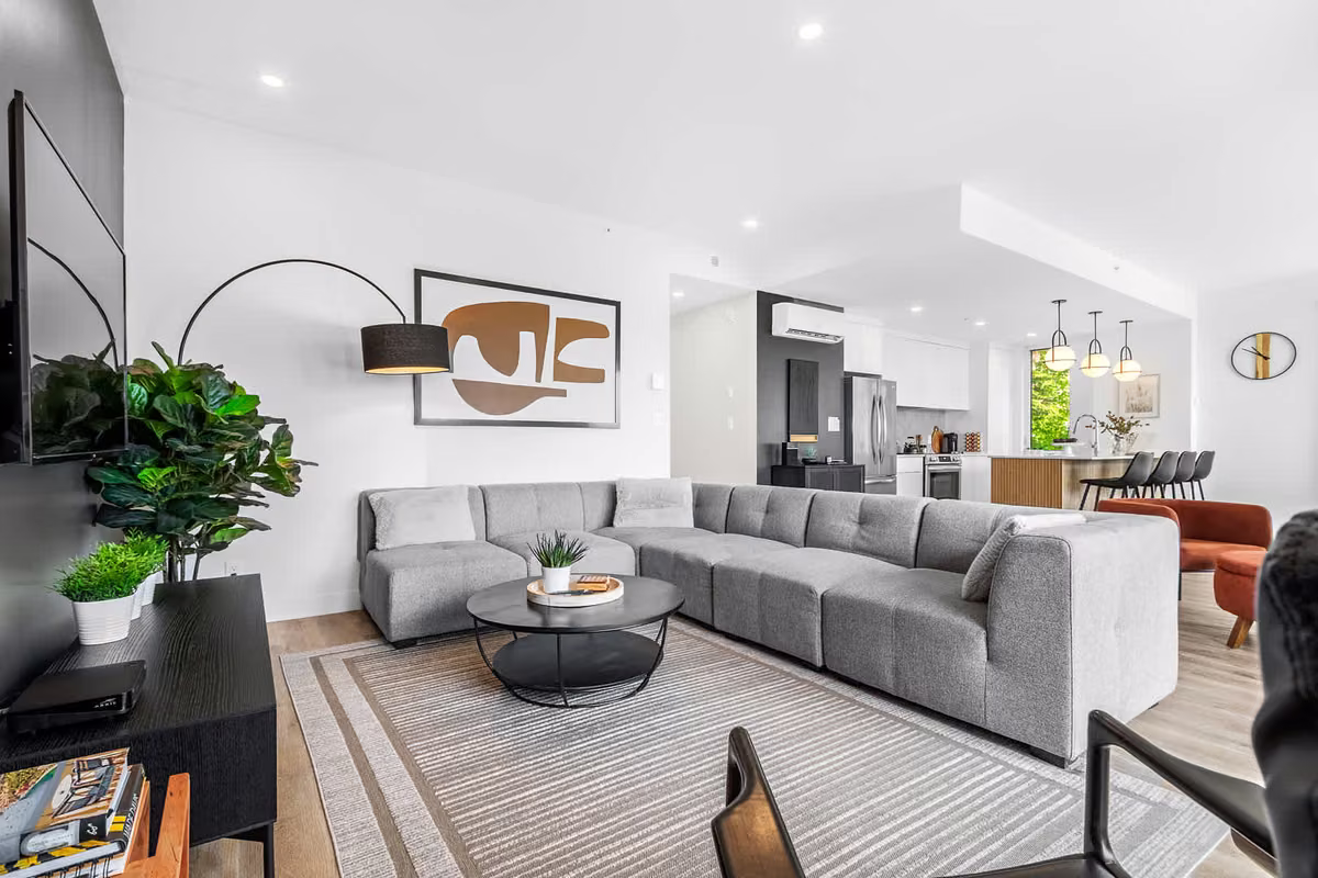 Salon du condo 111 avec vue sur le fleuve Saint-Laurent, Aurea Charlevoix