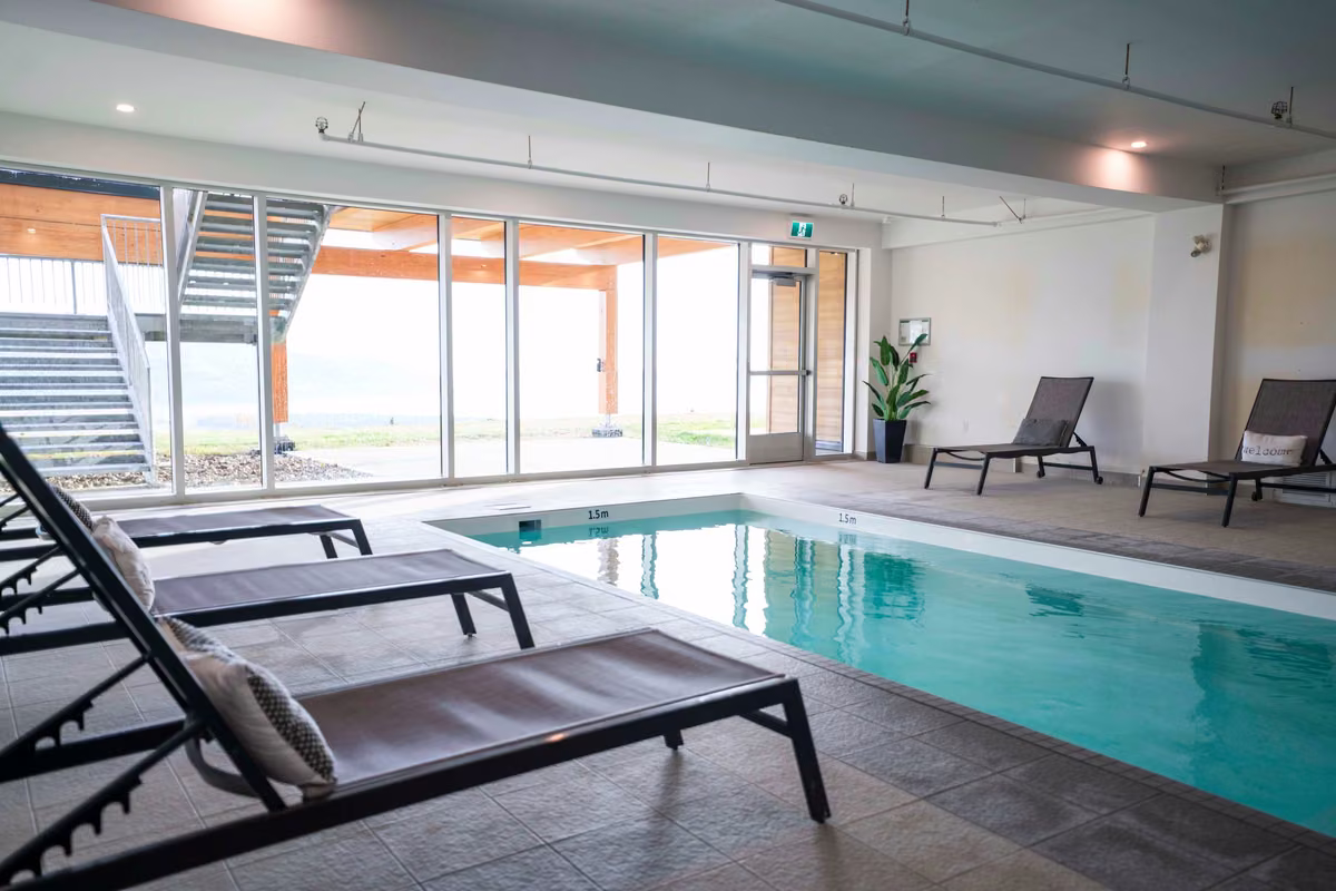 Piscine intérieure et chaises longues