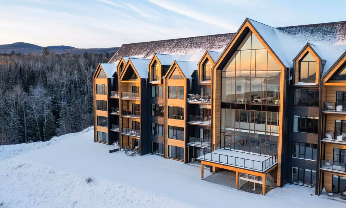 Le bâtiment en hiver sous la neige à Baie-Saint-Paul