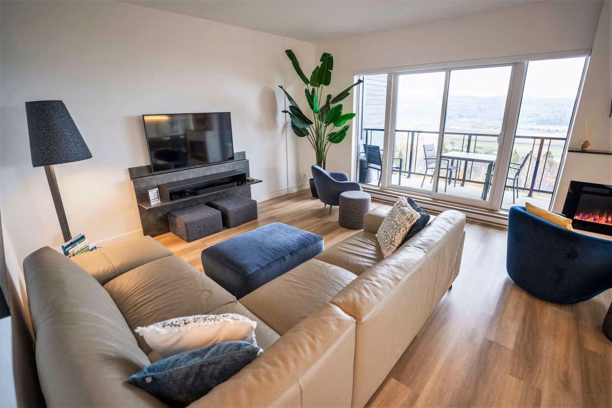 Salon du condo 201 avec vue sur le fleuve Saint-Laurent, Aurea Charlevoix