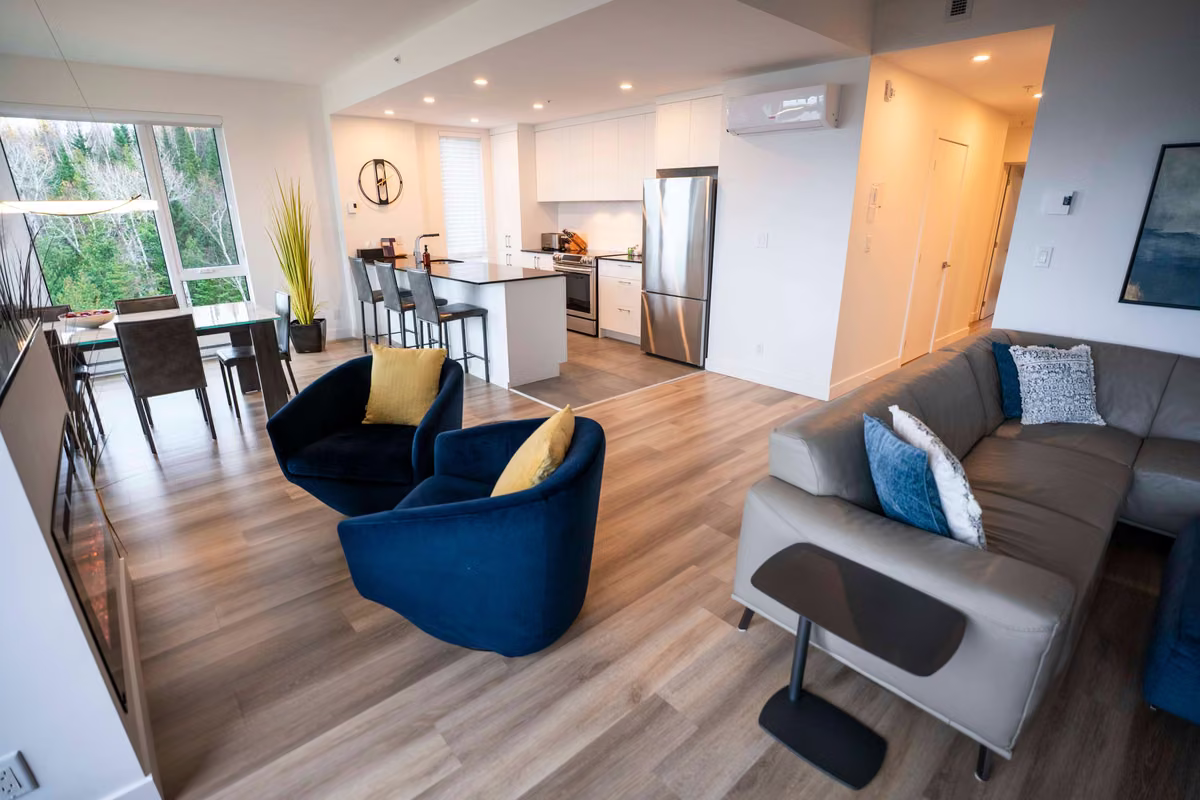 Salon du condo 201 avec vue sur le fleuve Saint-Laurent, Aurea Charlevoix