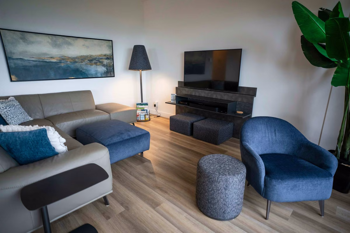 Salon du condo 201 avec vue sur le fleuve Saint-Laurent, Aurea Charlevoix