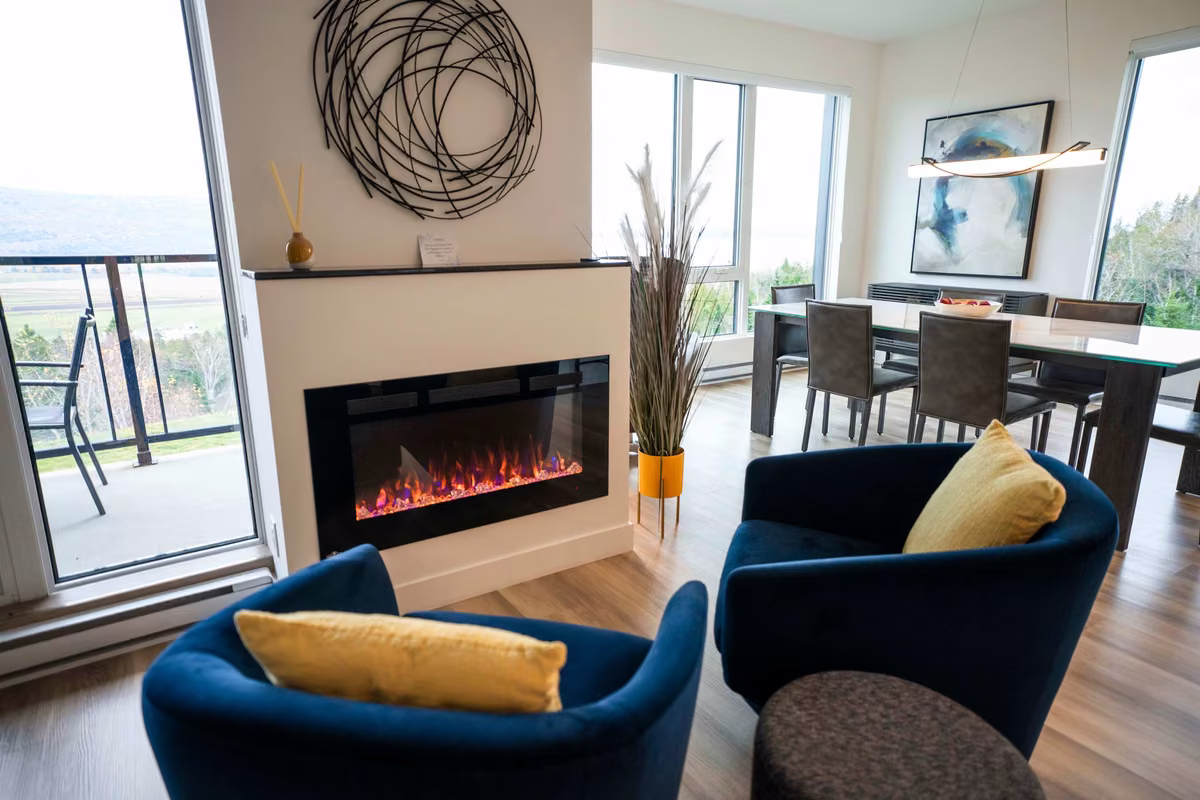 Salon du condo 201 avec vue sur le fleuve Saint-Laurent, Aurea Charlevoix