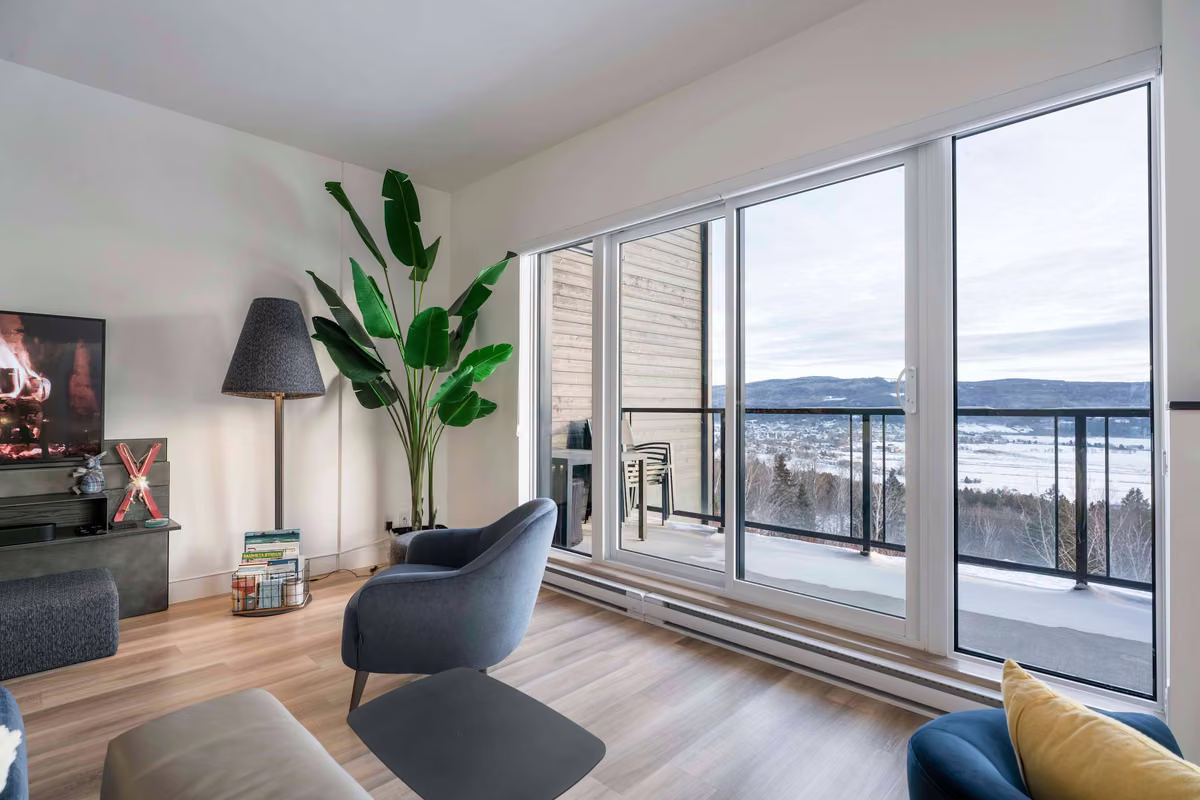 Salon du condo 201 avec vue sur le fleuve Saint-Laurent, Aurea Charlevoix