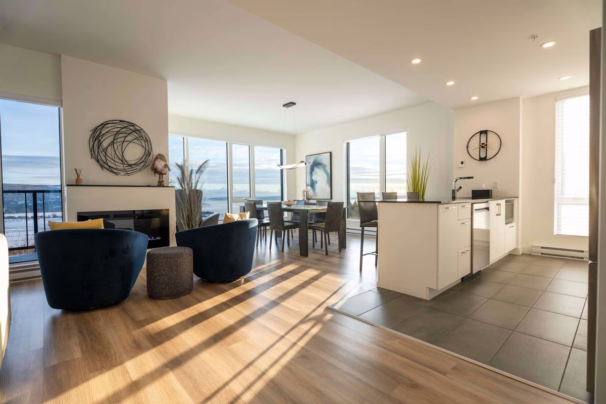 Salon du condo 201 avec vue sur le fleuve Saint-Laurent, Aurea Charlevoix