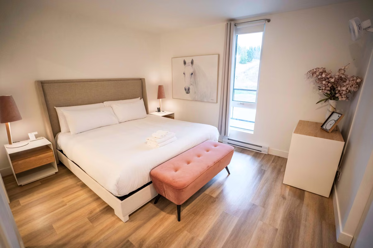 Chambre 2 du condo 201 avec lit king, Aurea Charlevoix
