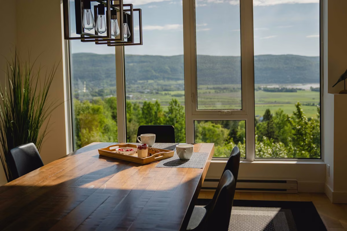 Salle à manger du condo 202 à aire ouverte, Aurea Charlevoix