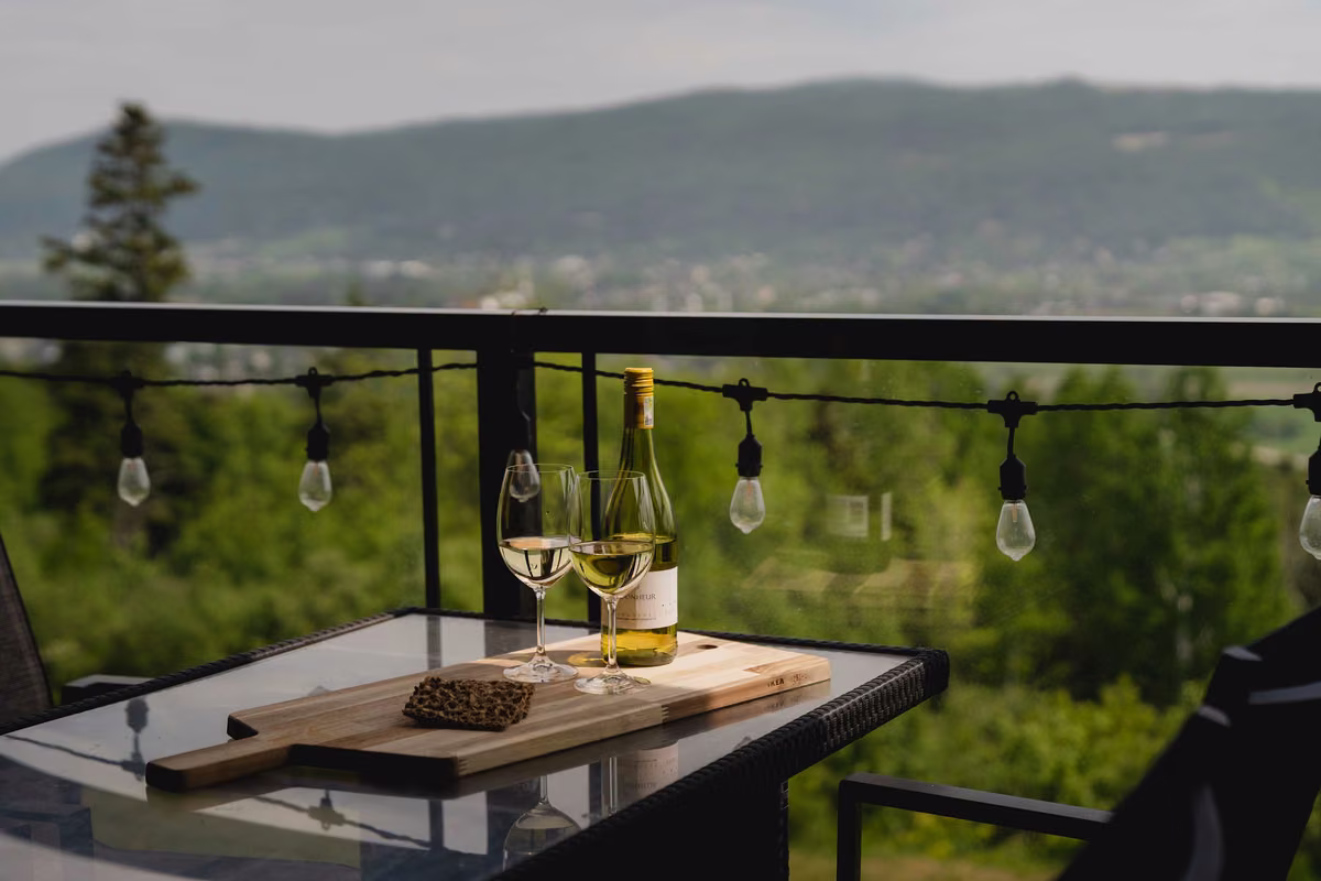 Terrasse privée du condo 202 avec vue sur Charlevoix, Aurea Charlevoix