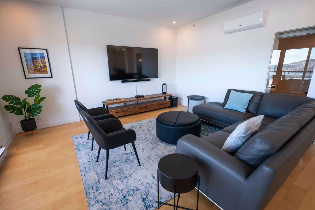 Salon du condo 202 avec vue sur le fleuve Saint-Laurent, Aurea Charlevoix