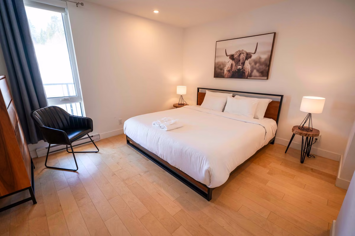 Chambre 2 du condo 202 avec lit king, Aurea Charlevoix