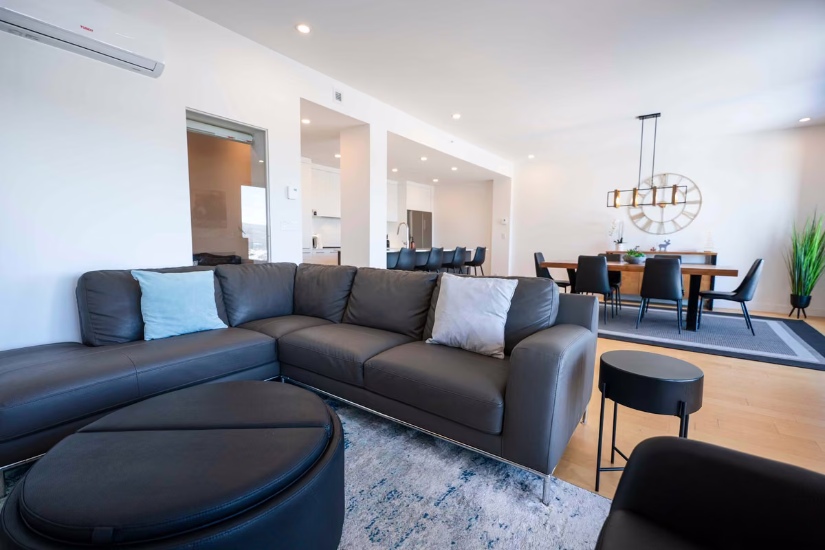 Salon du condo 202 avec vue sur le fleuve Saint-Laurent, Aurea Charlevoix