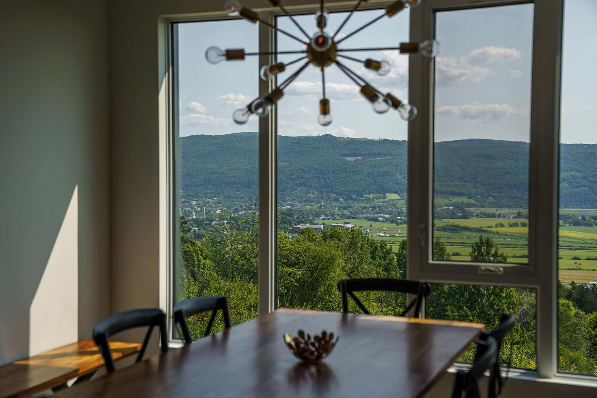 Salle à manger du condo 203 à aire ouverte, Aurea Charlevoix