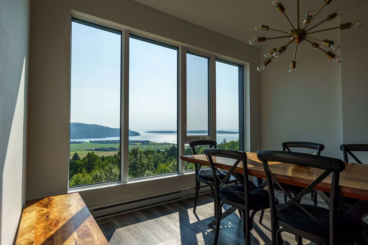 Salle à manger du condo 203 à aire ouverte, Aurea Charlevoix