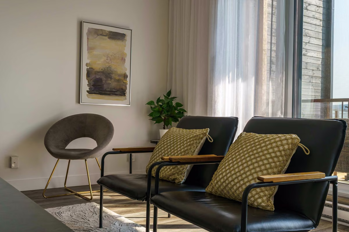 Salon du condo 203 avec vue sur le fleuve Saint-Laurent, Aurea Charlevoix