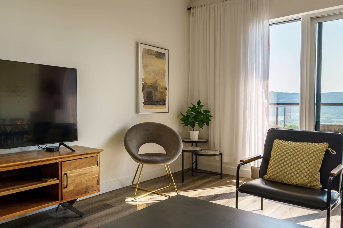 Salon du condo 203 avec vue sur le fleuve Saint-Laurent, Aurea Charlevoix