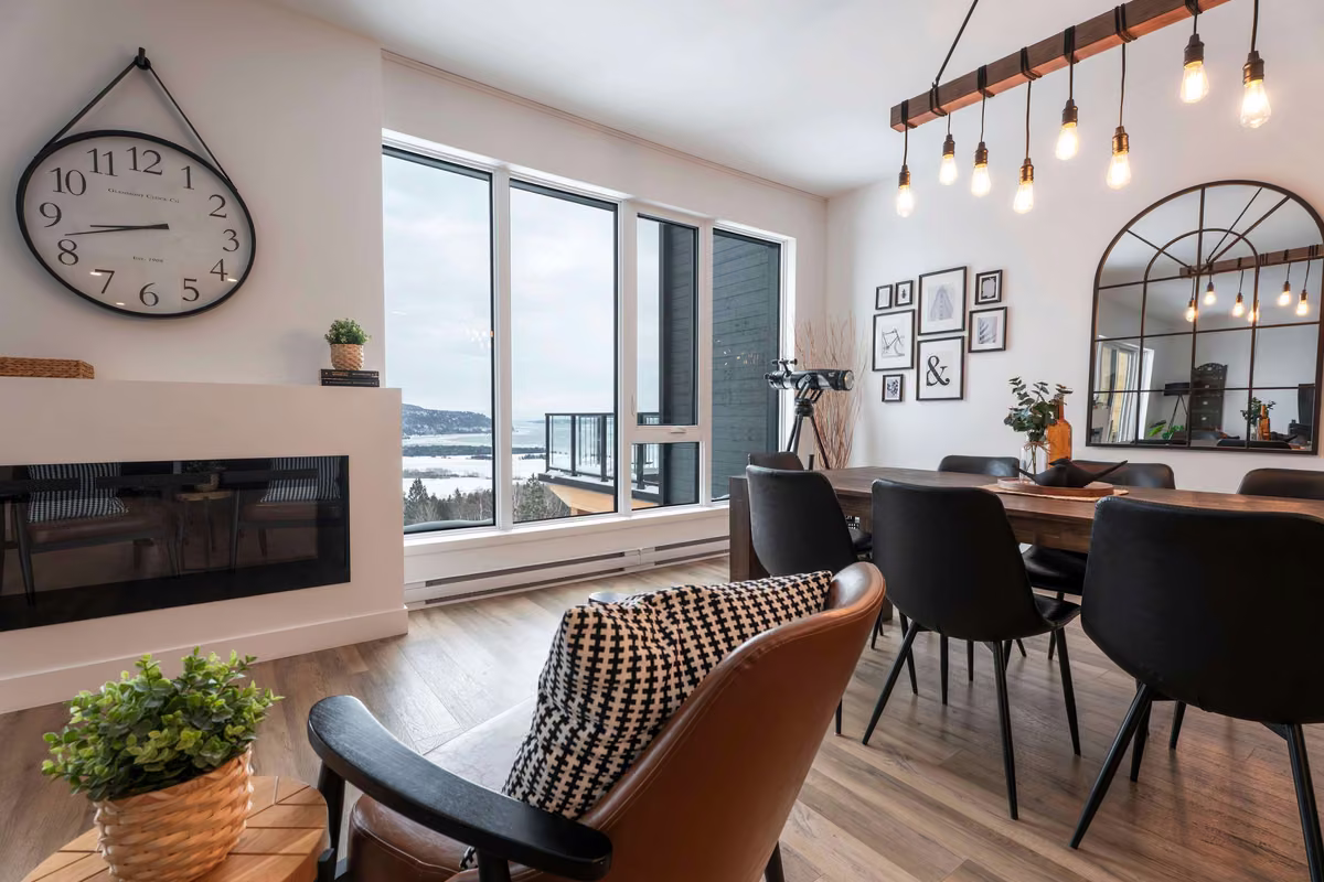 Salon du condo 204 avec vue sur le fleuve Saint-Laurent, Aurea Charlevoix
