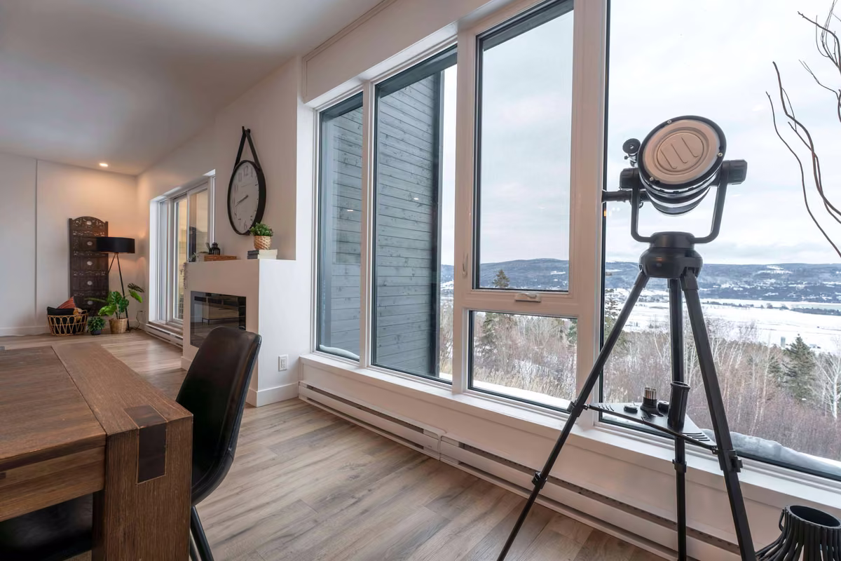 Salon du condo 204 avec vue sur le fleuve Saint-Laurent, Aurea Charlevoix