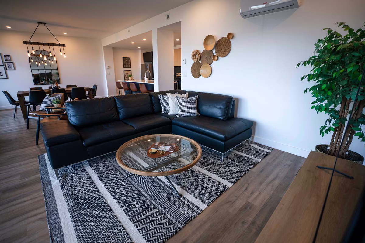 Salon du condo 204 avec vue sur le fleuve Saint-Laurent, Aurea Charlevoix