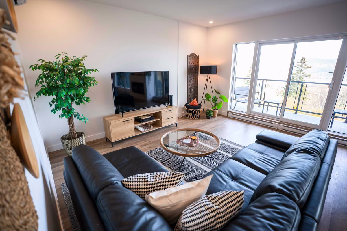 Salon du condo 204 avec vue sur le fleuve Saint-Laurent, Aurea Charlevoix
