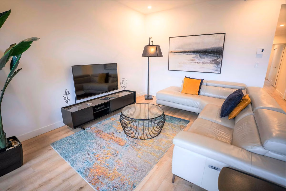 Salon du condo 205 avec vue sur le fleuve Saint-Laurent, Aurea Charlevoix