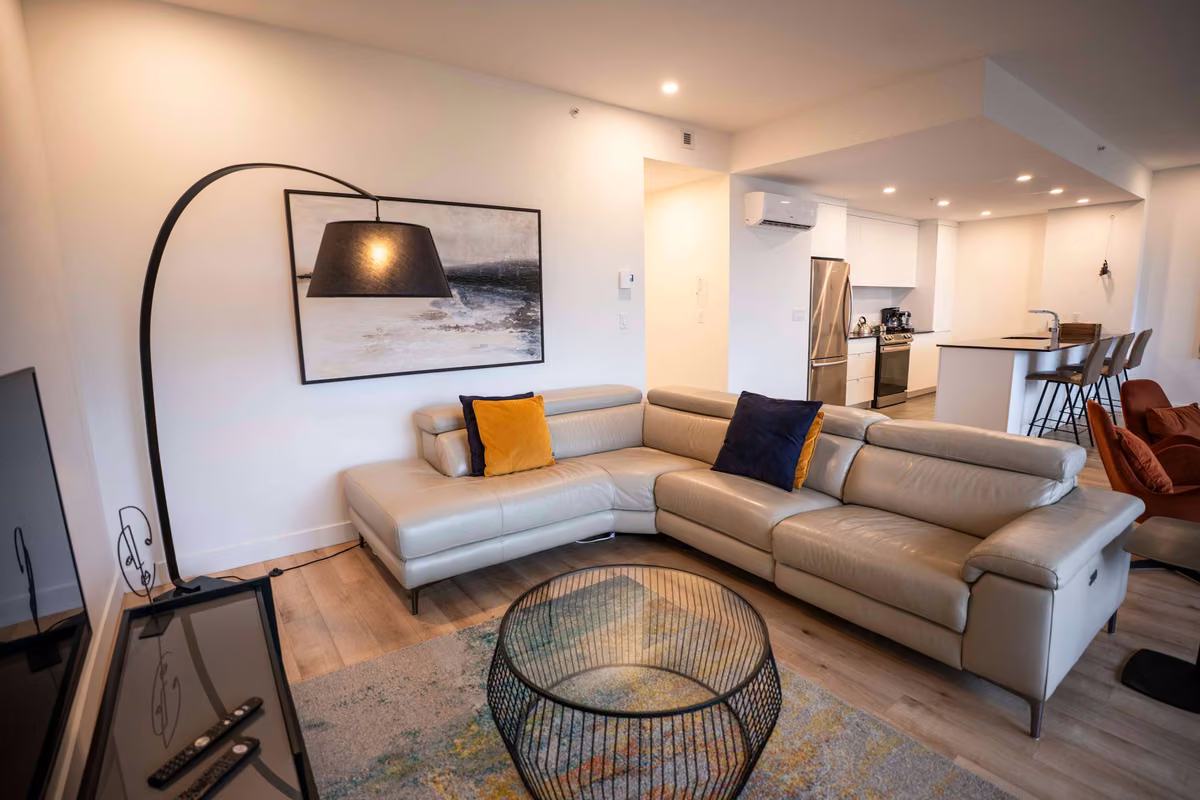 Salon du condo 205 avec vue sur le fleuve Saint-Laurent, Aurea Charlevoix