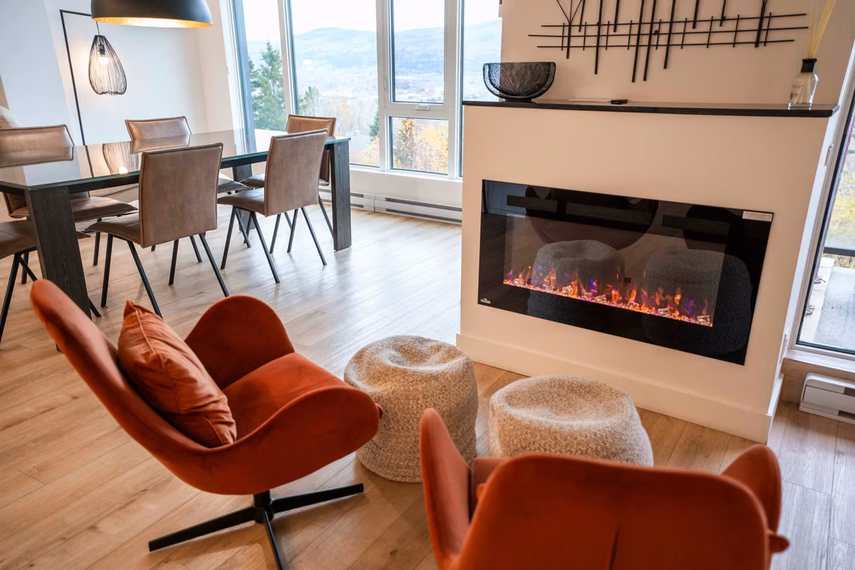 Salon du condo 205 avec vue sur le fleuve Saint-Laurent, Aurea Charlevoix