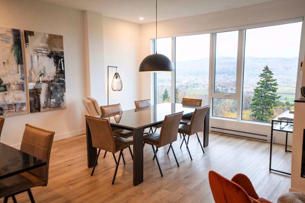 Salle à manger du condo 205 à aire ouverte, Aurea Charlevoix