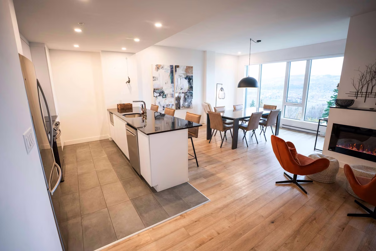 Salon du condo 205 avec vue sur le fleuve Saint-Laurent, Aurea Charlevoix