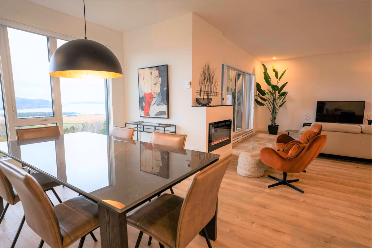 Salon du condo 205 avec vue sur le fleuve Saint-Laurent, Aurea Charlevoix