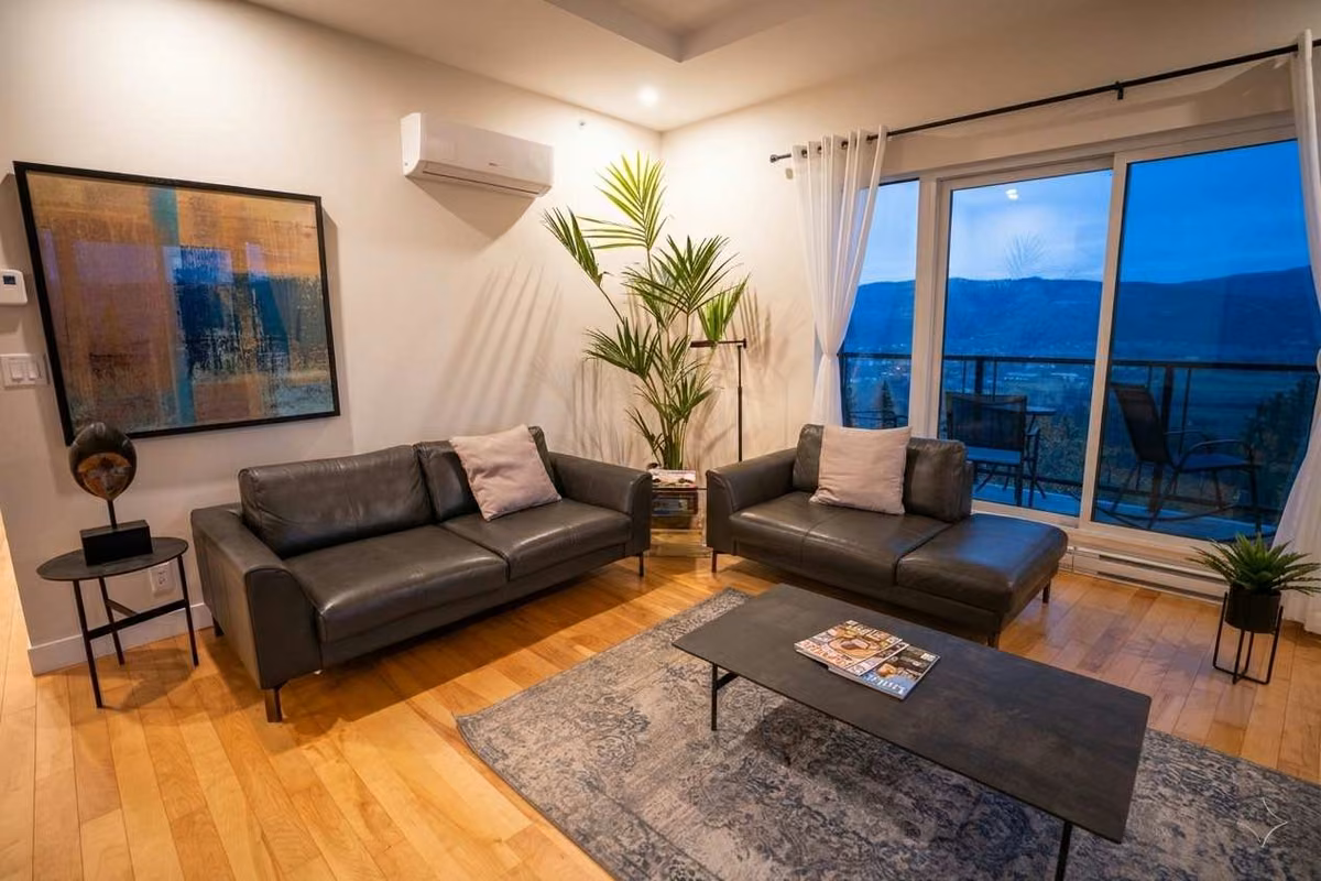 Salon du condo 206 avec vue sur le fleuve Saint-Laurent, Aurea Charlevoix