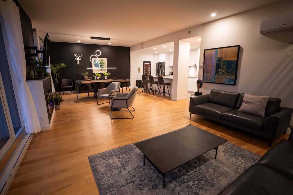 Salon du condo 206 avec vue sur le fleuve Saint-Laurent, Aurea Charlevoix