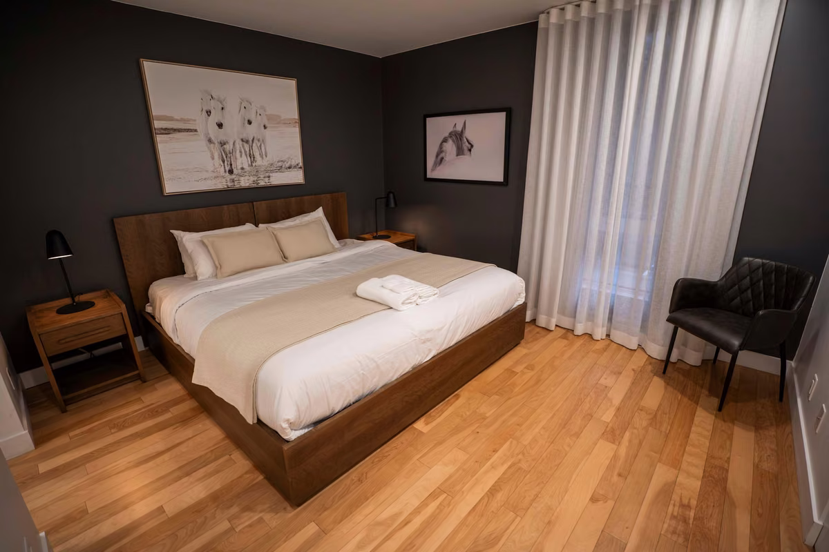 Chambre 2 du condo 206 avec lit king, Aurea Charlevoix
