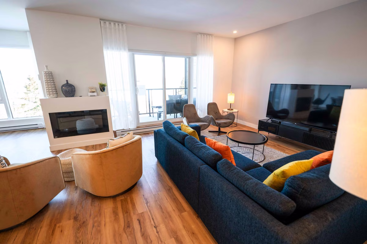 Salon du condo 209 avec vue sur le fleuve Saint-Laurent, Aurea Charlevoix