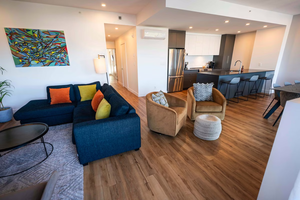 Salon du condo 209 avec vue sur le fleuve Saint-Laurent, Aurea Charlevoix