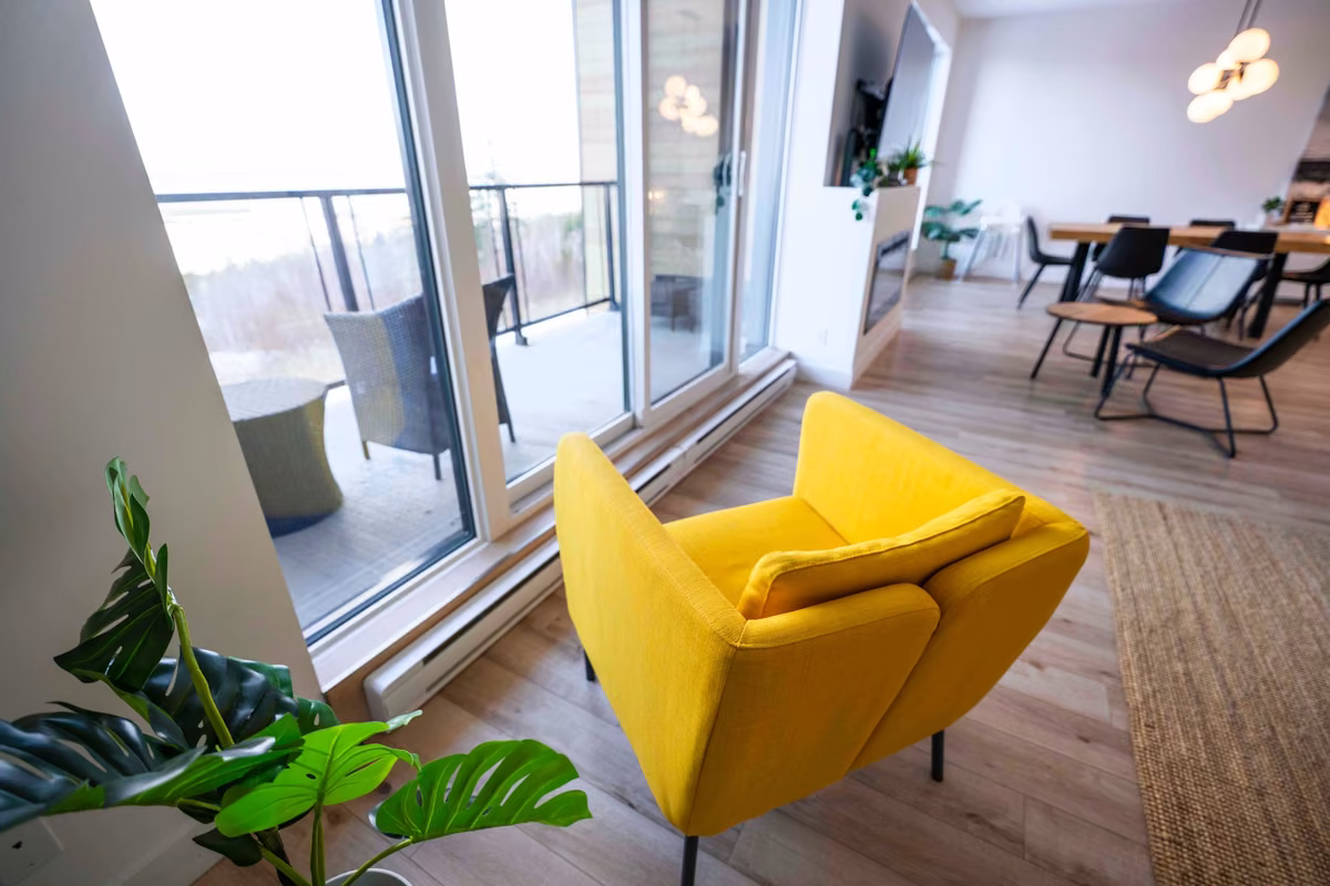 Salon du condo 210 avec vue sur le fleuve Saint-Laurent, Aurea Charlevoix