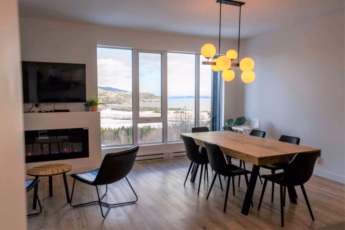 Salon du condo 210 avec vue sur le fleuve Saint-Laurent, Aurea Charlevoix