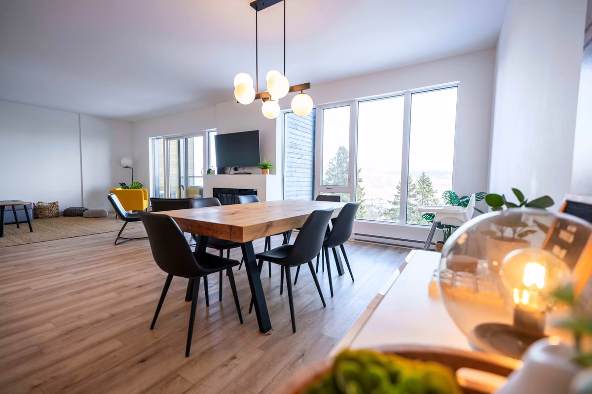 Salle à manger du condo 210 à aire ouverte, Aurea Charlevoix