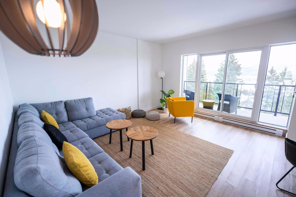 Salon du condo 210 avec vue sur le fleuve Saint-Laurent, Aurea Charlevoix