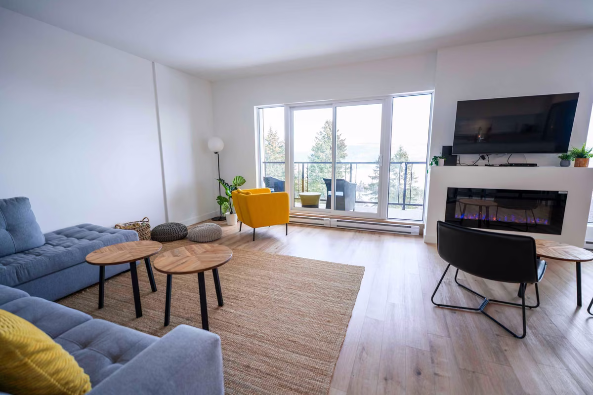 Salon du condo 210 avec vue sur le fleuve Saint-Laurent, Aurea Charlevoix