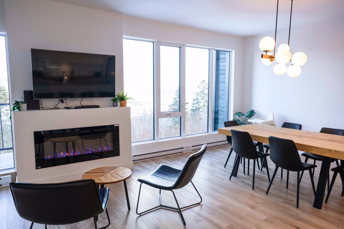 Salon du condo 210 avec vue sur le fleuve Saint-Laurent, Aurea Charlevoix